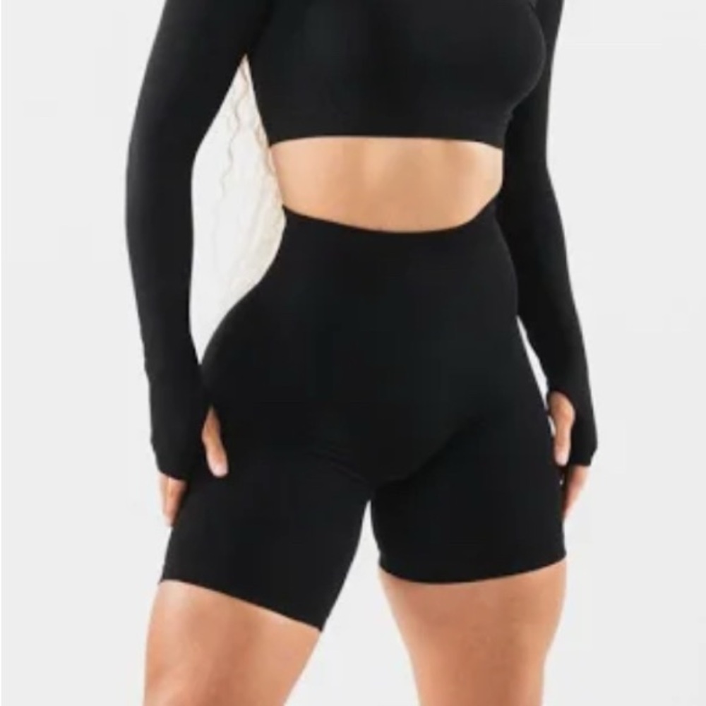 Alphalete AMPLIFY GRAVITY SHORT 7”
Black 
Women's Seamless Scrunch Short